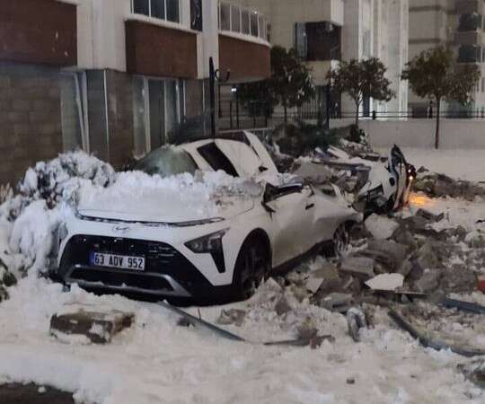 Kar, oto galerideki çatıları çökertti! 67 araç hasar gördü 3